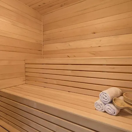 Luxurious In With Sauna Feriehus *